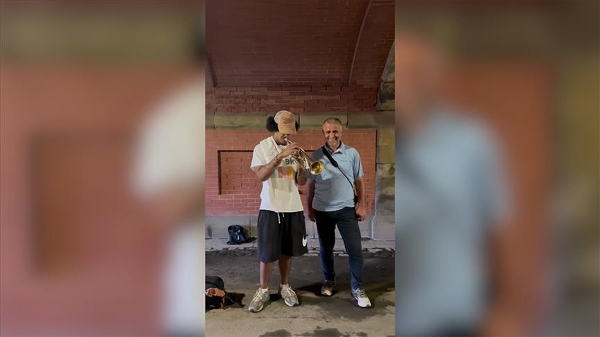 Turkish Imam Captivates U.S. Audiences with Hymns Alongside Street Musicians