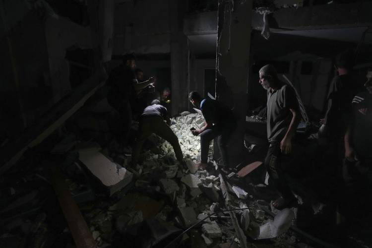 Israeli Airstrike on Gaza Mosque Kills 19 Amid Escalation in Northern Gaza and Southern Lebanon