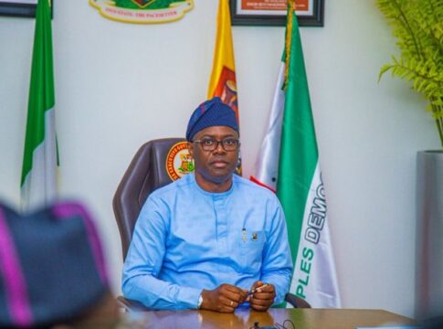 Governor Makinde Presents Bus to Oyo Muslim Community