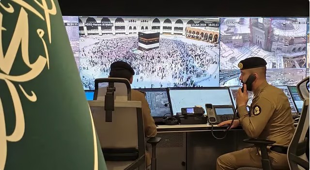 Saudi Arabia Enhances Umrah Security with 200 Smart Screens in Mecca