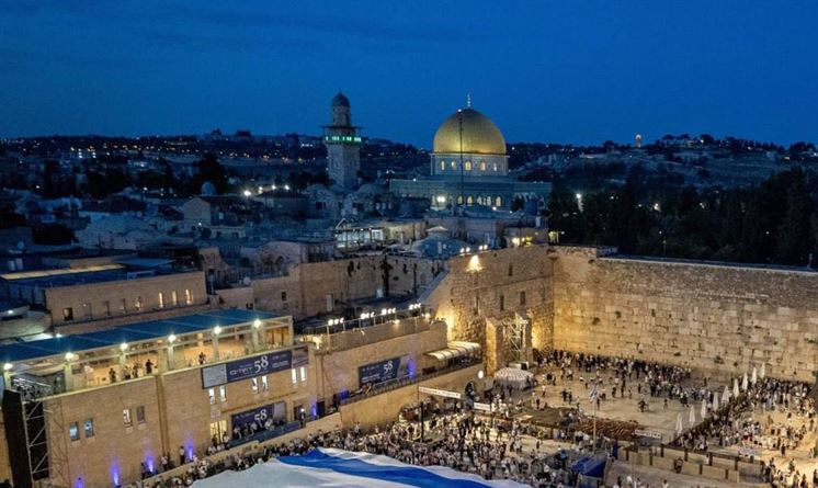 Hundreds of Israeli Settlers Invade Al-Buraq Square at Al-Aqsa Mosque